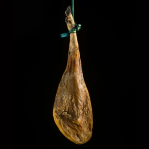 Jamón ibérico de cebo de campo colgado, procedente de las dehesas de Extremadura
