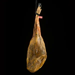 Jamón ibérico de bellota colgado, procedente de las dehesas de Extremadura